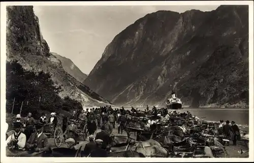 Ak Gudvangen Norwegen, Fjord, Dampfer, Landungsplatz, Kutschen