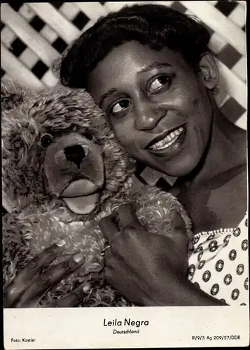 Ak Sängerin Leila Negra, Portrait mit Teddy, Marie Nejar