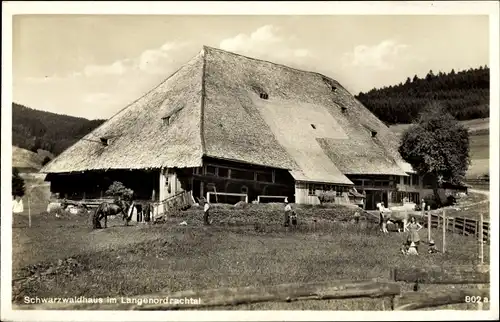 Ak Langenordnach Titisee Neustadt im Schwarzwald, Schwarzwaldhaus, Hof mit Tieren