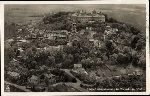 Ak Augustusburg im Erzgebirge, Luftbild vom Schloss mit Ort