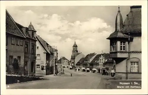 Ak Nossen Landkreis Meißen, Straßenpartie am Markt mit Rathaus