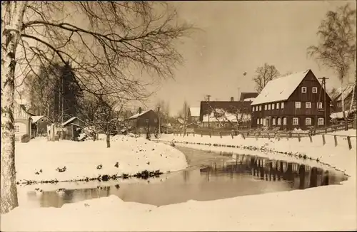 Ak Walddorf Kottmar in der Oberlausitz, Ortspartie im Winter, Fluss