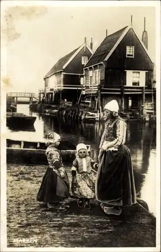 Ak Marken Nordholland Niederlande, Mädchen in niederländischen Trachten, Ruderboot, Häuser