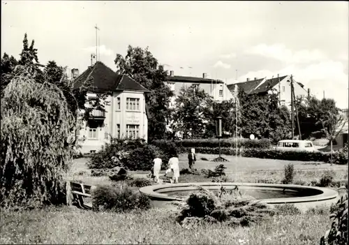 Ak Ronneburg in Thüringen, Karl Marx Platz, Springbrunnen