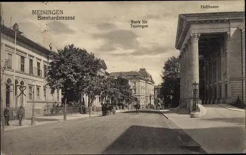 Ak Meiningen in Thüringen, Bernhardstraße, Bank für Thüringen, Hoftheater