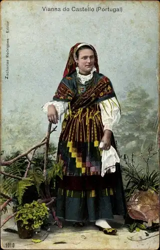 Ak Vianna do Castelo Portugal, Frau in Tracht