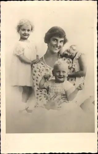 Foto Ak Prinzessin Anna Monika Pia von Sachsen mit ihren Kindern