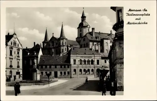 Ak Meerane in Sachsen, Thälmannplatz mit Martinskirche, Passanten