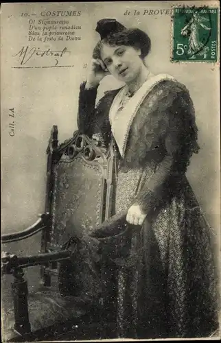 Ak Frau in Tracht aus der Provence, Stuhl