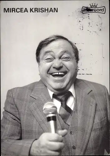 Ak Schauspieler Mircea Krishan, Portrait mit Mikrofon
