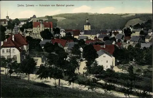Ak Hohnstein in der Sächsischen Schweiz, Stadt vom Bahnhof gesehen