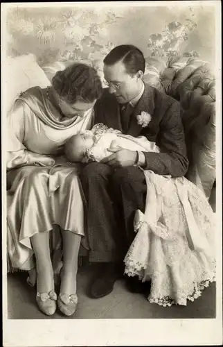 Ak Juliana der Niederlande, Prinz Bernhard, Prinzessin Beatrix im Taufkleid