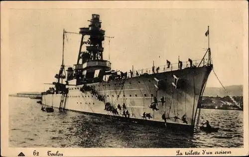 Ak Französisches Kriegsschiff, Toulon, La toilette d'un croiseur