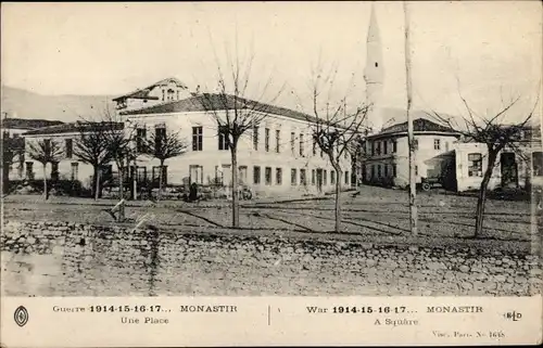 Ak Bitola Monastir Mazedonien, Blick auf einen Platz, Moschee, Häuser, Mauer