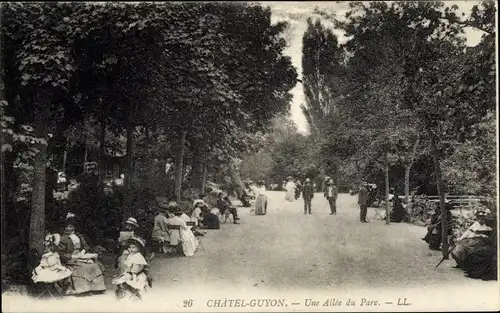 Ak Châtel Guyon Puy de Dôme, Eine Allee im Park