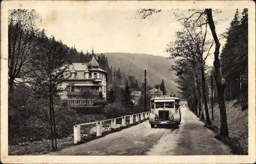 Ak Kipsdorf Altenberg im sächsischen Erzgebirge, Straßenpartie, Ortseinfahrt, Bus