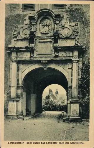 Ak Schmalkalden im Thüringer Wald, Blick durch das Schlosstor nach der Stadtkirche