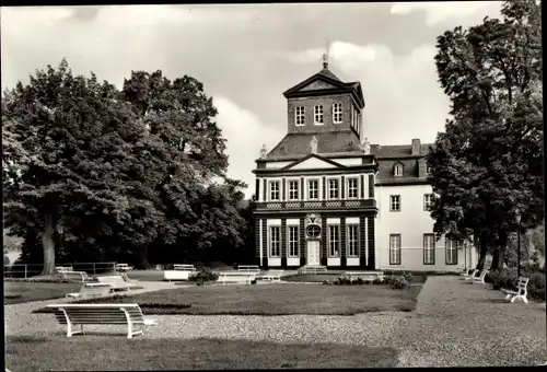 Ak Schwarzburg in Thüringen, Kaisersaalgebäude, Gartenanlage mit Sitzbänken