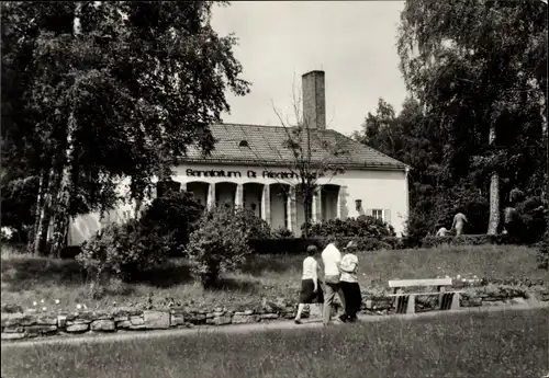 Ak Bad Klosterlausnitz in Thüringen, Sanatorium Dr. Friedrich Wolf, Spaziergänger