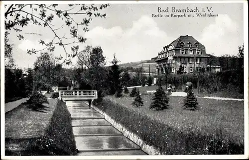 Ak Bad Brambach im Vogtland, Partie im Kurpark mit Weidighaus