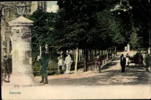 Ak Ostseebad Zinnowitz Usedom, Straßenpartie, Litfaßsäule, Passanten