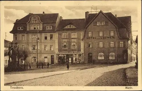 Ak Teuchern im Burgenlandkreis, Markt mit Hotel zum Löwen, Kaufhaus Albin Schieke, Denkmal