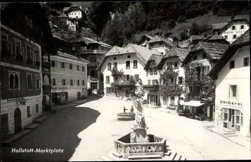 Ak Hallstatt in Oberösterreich, Marktplatz, Brunnen, Bäckerei