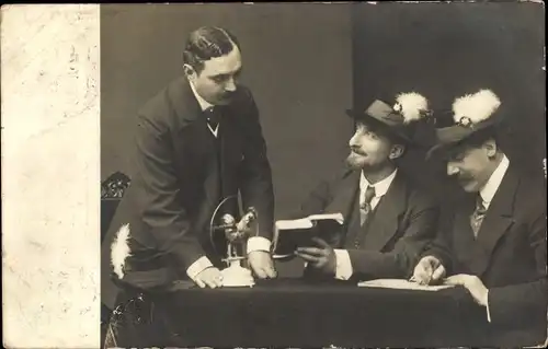 Foto Ak Zwei Männer mit Trachtenhüten, Schreibtisch, Buch