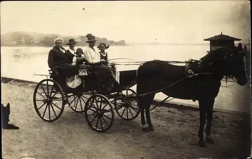 Foto Ak Familie in Trachten in einer Kutsche, Seeufer, 1920