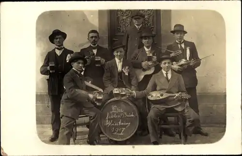 Foto Ak Musterung 1917, Die fidelen Brüder, Rekruten, Gruppenbild, Biergläser, Musikinstrumente