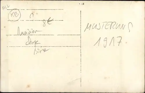 Foto Ak Musterung 1917, Die fidelen Brüder, Rekruten, Gruppenbild, Biergläser, Musikinstrumente