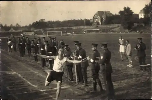 Foto Ak Soldaten Turnfest, Läufer passiert das Zielband