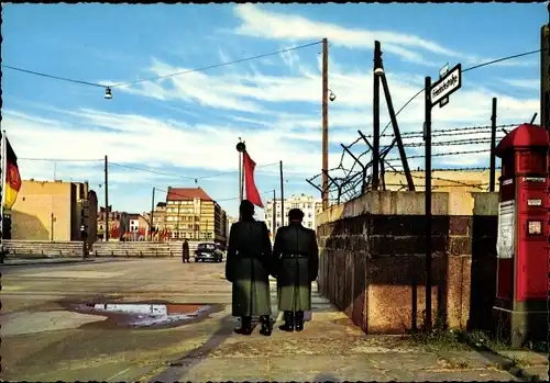 Ak Berlin Mitte, Checkpoint Charlie von der westlichen Sektorengrenze aus aufgenommen, Vopos