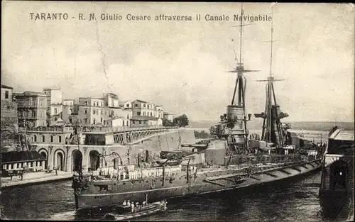Ak Tarent Taranto Puglia, R.N. Giulio Cesare attraversa il Canale Navigabile