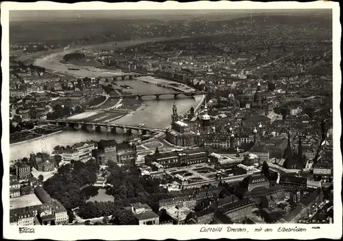 Ak Dresden Altstadt, Gesamtansicht mit den Elbebrücken, Fliegeraufnahme