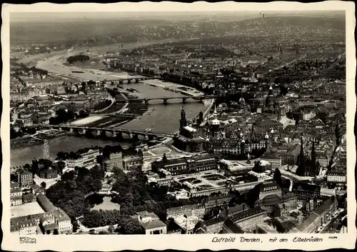 Ak Dresden Altstadt, Gesamtansicht mit den Elbebrücken, Fliegeraufnahme