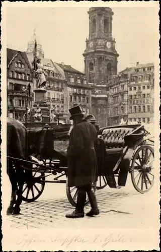 Foto Ak Dresden Altstadt, Kutscher an seiner Kutsche, Kirchturm, Brunnen