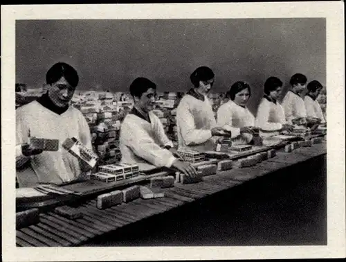 Sammelbild Geschichte der deutschen Arbeiterbewegung Teil III, Bild 27 Arbeiter am Fließband