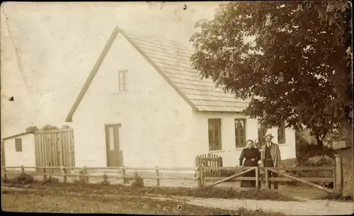 Foto Ak Dänemark, Paar am Haus