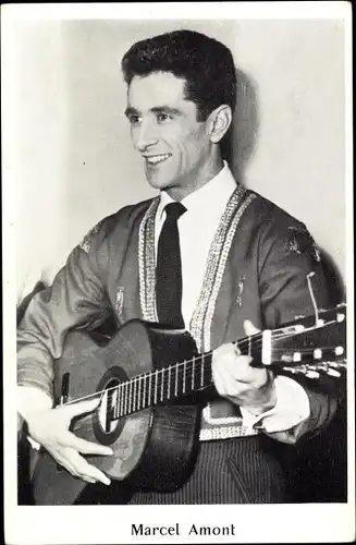 Ak Sänger und Schauspieler Marcel Amont, Portrait mit Gitarre