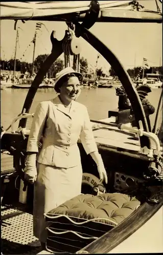 Ak Prinzessin Beatrix der Niederlande, op haar jacht De Groene Draak, 1957