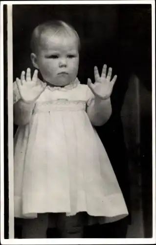 Ak Prinzessin Beatrix der Niederlande steht am Fenster, 1939