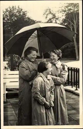 Ak Drie Prinsessen onder moeders parapluie, Prinzessinnen Beatrix, Irene, Margriet, Soestdijk 1955