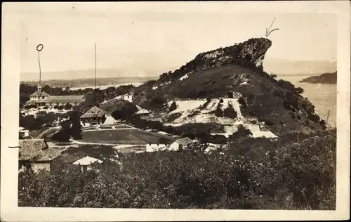 Ak Cap Diego Madagaskar, Gebäude am Felsen, Wasserblick