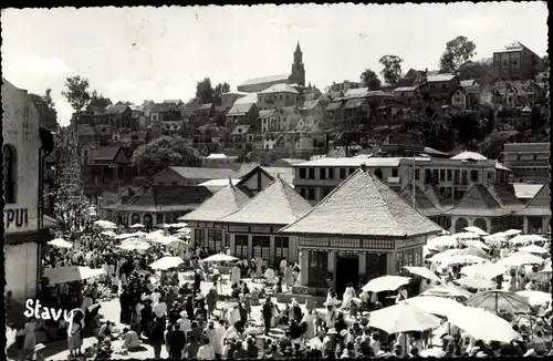Ak Tananarive Madagaskar, Analakely et les escaliers Lambert, Straßenpartie, Markt, Passanten