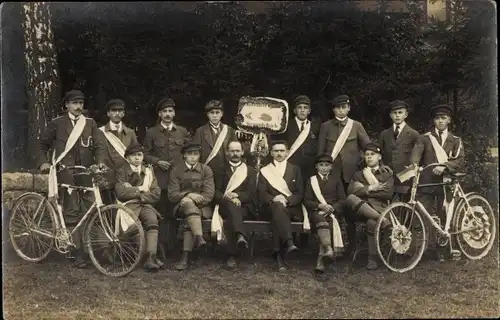 Foto Ak Strümpfelbach Weinstadt in Württemberg, Radfahrerbund, Gruppenbild, Fahrräder