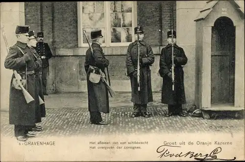 Ak 's Gravenhage Den Haag Südholland, Kaserne, Niederländische Wachsoldaten