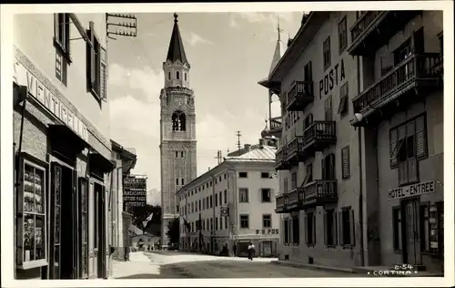 Ak Cortina d'Ampezzo Veneto, Hotel Posta, Straßenpartie, Kirchturm