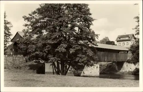 Ak Hohenfichte Leubsdorf in Sachsen, überdachte Holzbrücke