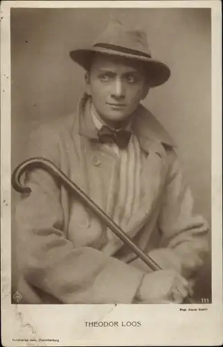 Ak Schauspieler Theodor Loos, Portrait, Gehstock, Mantel, Hut, Fliege